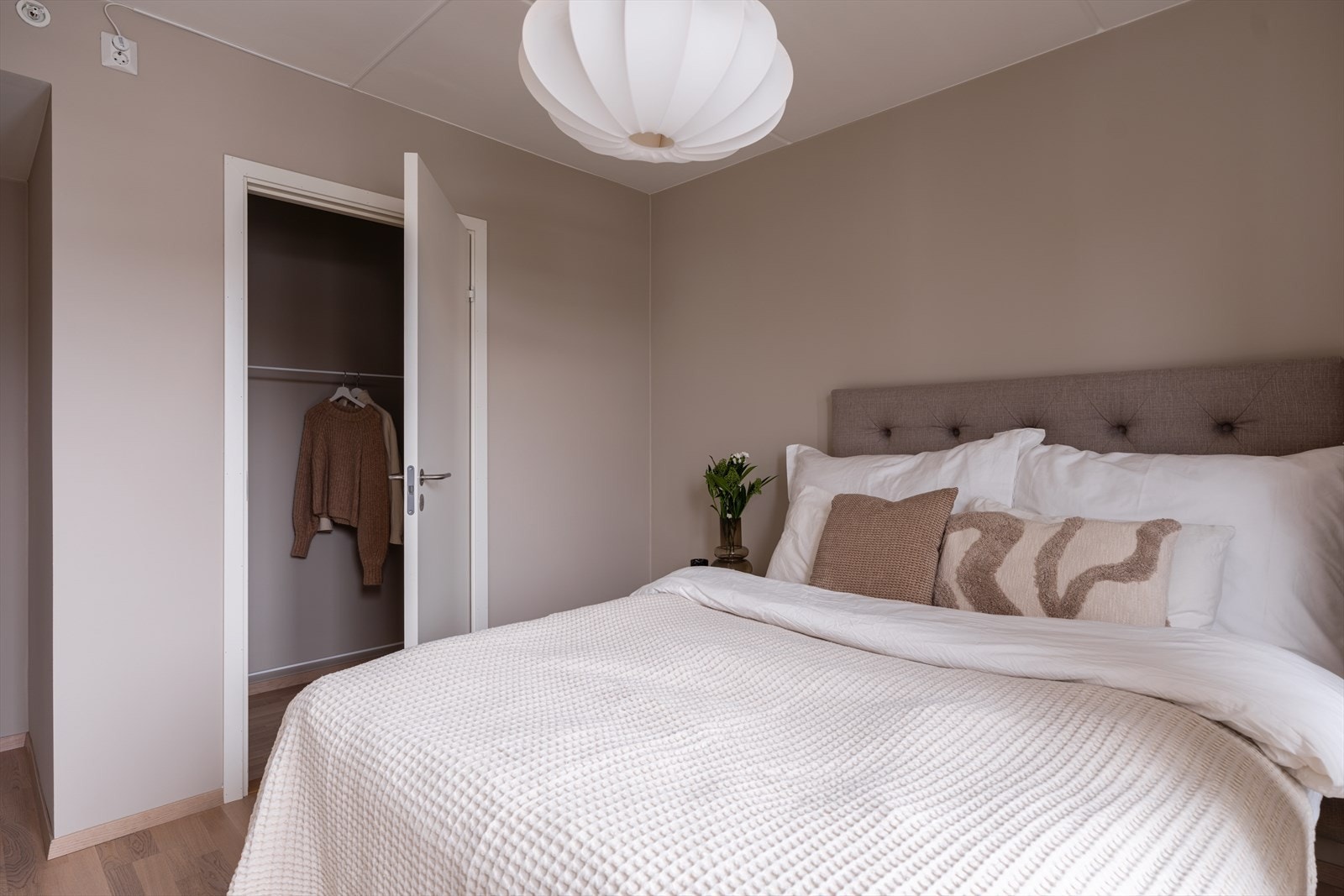 Hovedsoverommet fremstår lunt og innbydende, med behagelige fargetoner og god plass til dobbeltseng med nattbord på sidene. Galleribilde