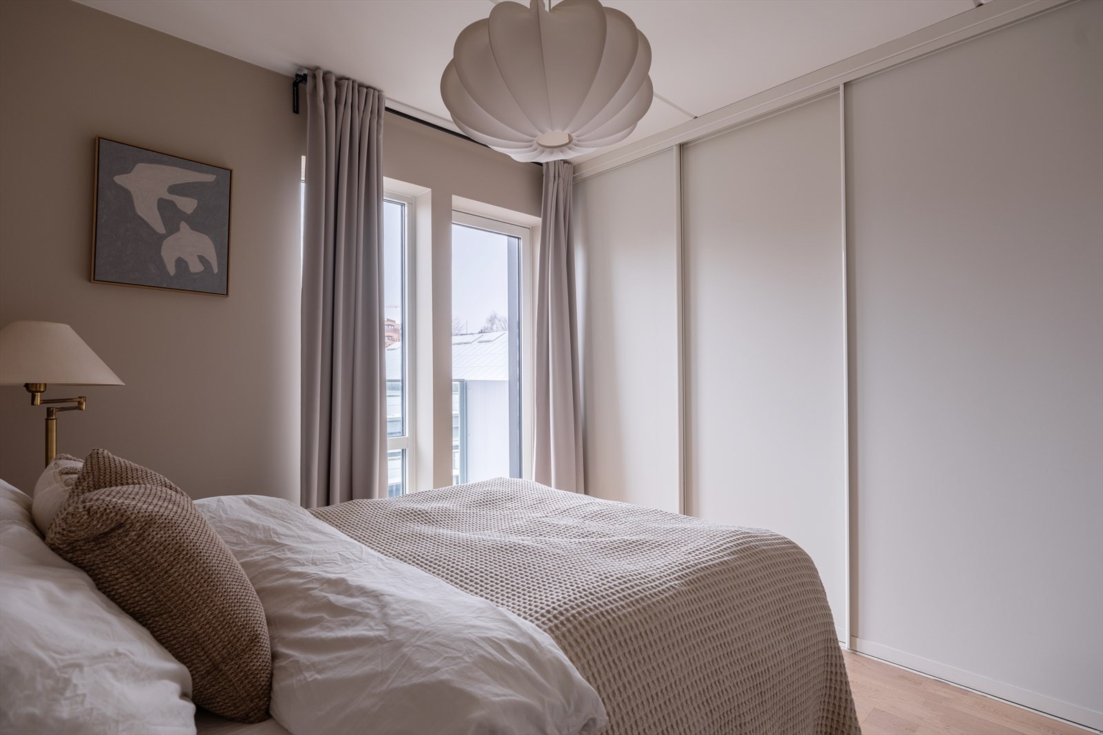 I tillegg en romslig garderobeløsning og direkte adkomst til en praktisk luftebalkong. Galleribilde