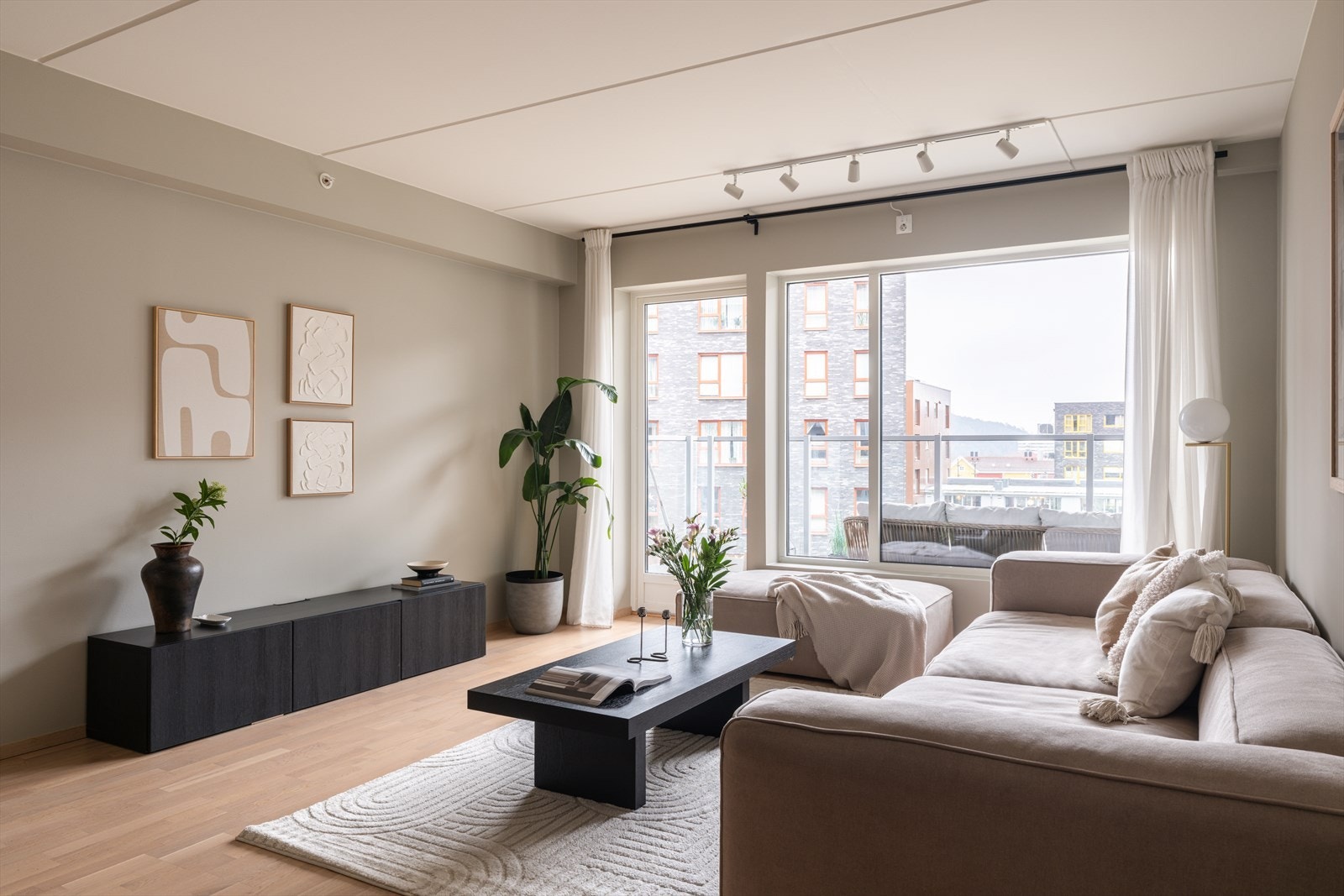 På gulvet er det lagt en 3-stavs parkett og det er vannbåren varme i alle rom. Galleribilde