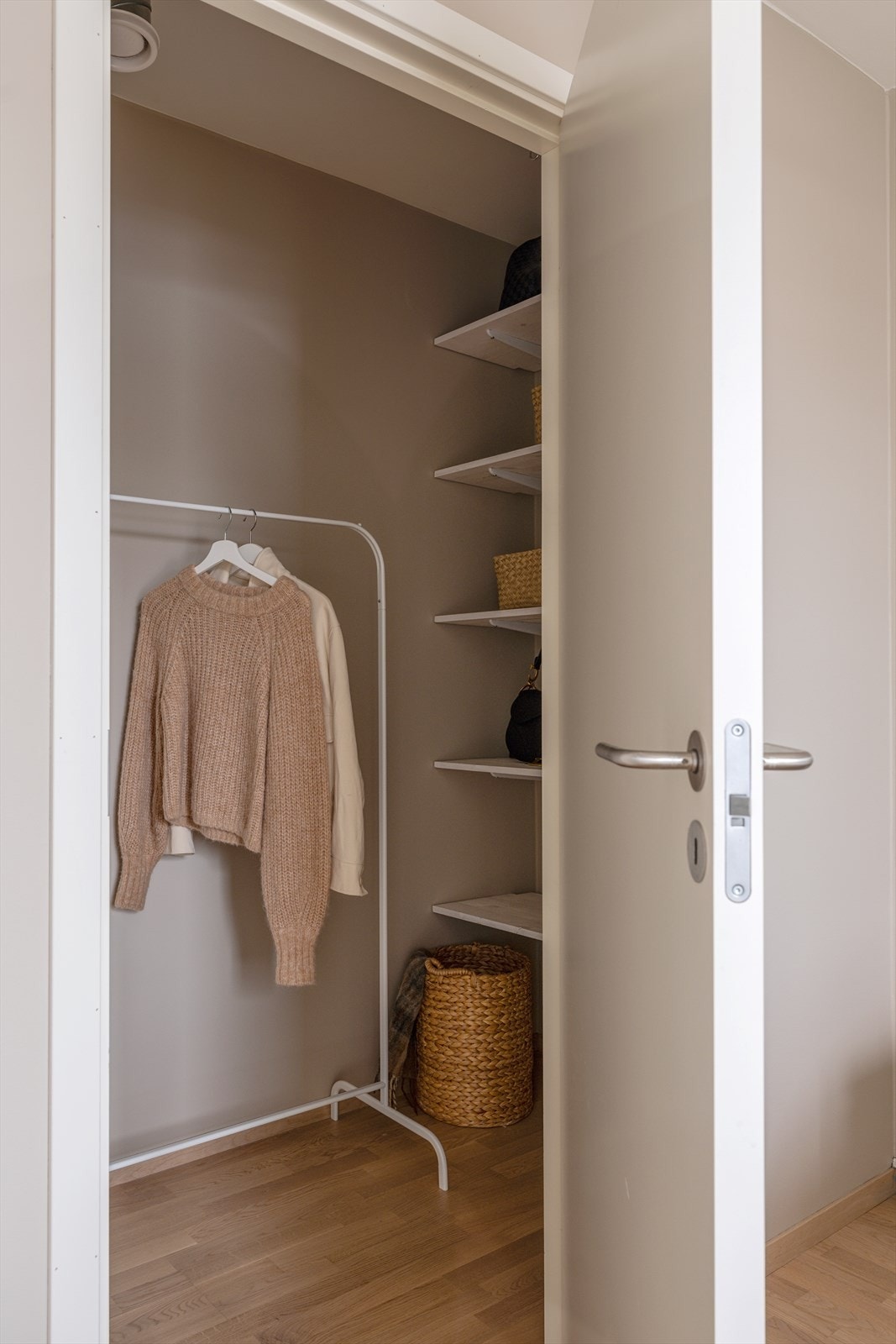 Rommet har et eget walk-in som byr på praktiske oppbevaringsløsninger. Galleribilde