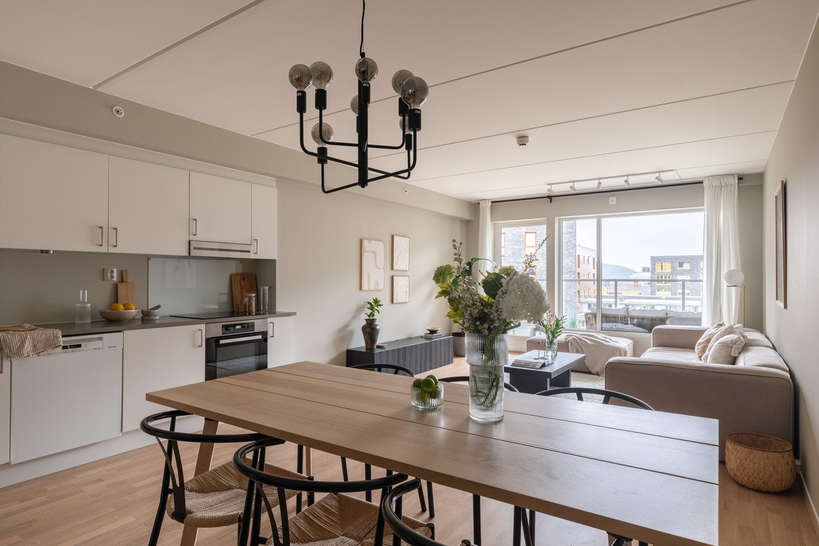 Et stort, flott oppholdsrom som inviterer til hygge. Galleribilde