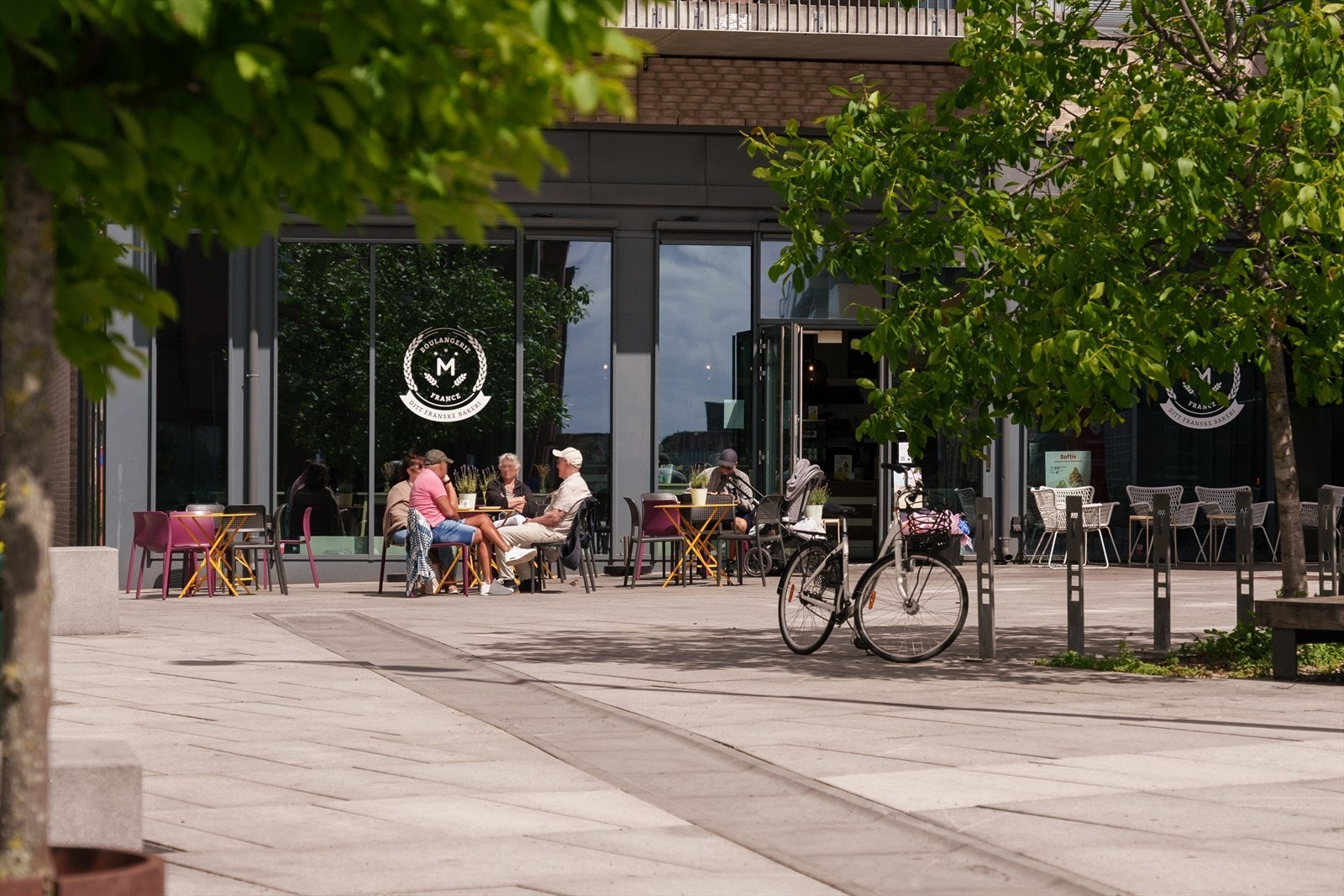 Boulangeri M tilbyr ferske bakevarer, brød og kaffe. Galleribilde