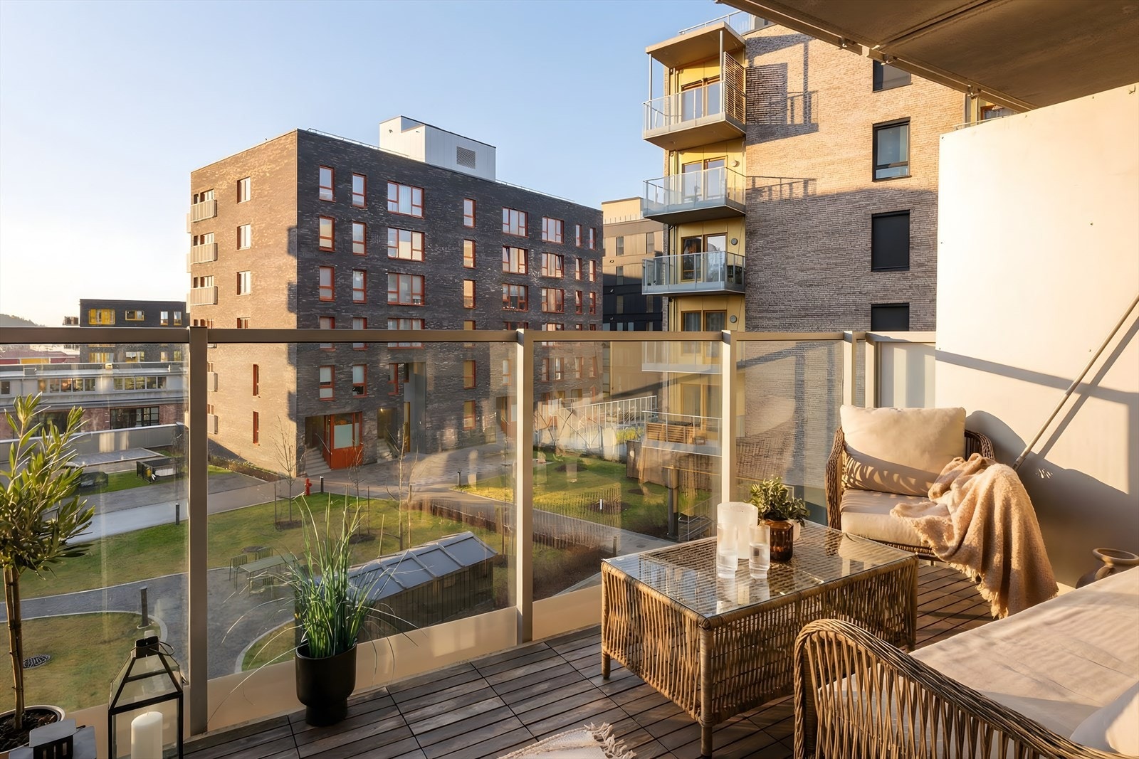 Utgang til en sydvestvendt balkong på ca. 8,6 kvm vendt mot rolige fellesområder. Galleribilde