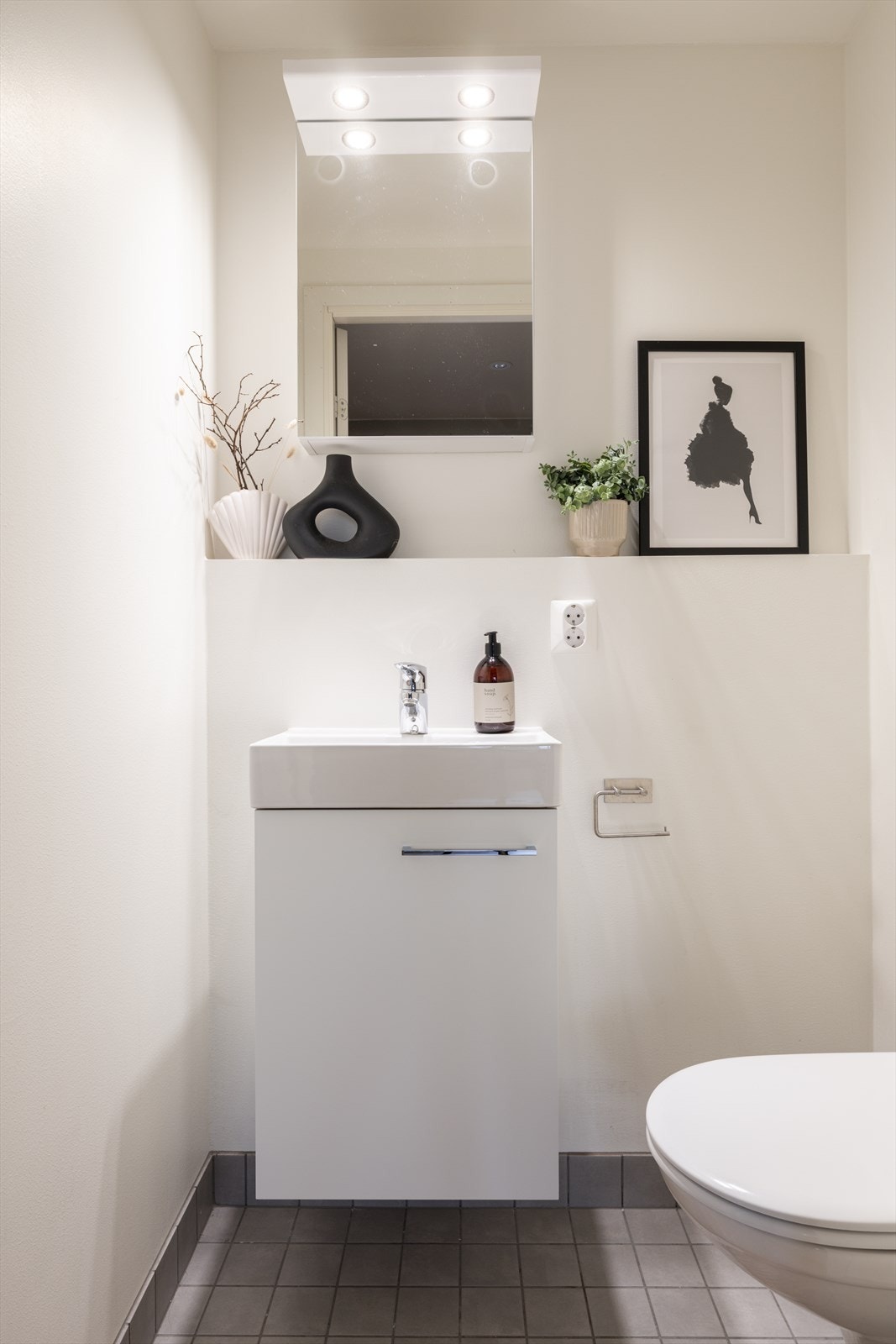 Praktisk separat toelttrom med vegghengt wc og moderne innredning. Galleribilde