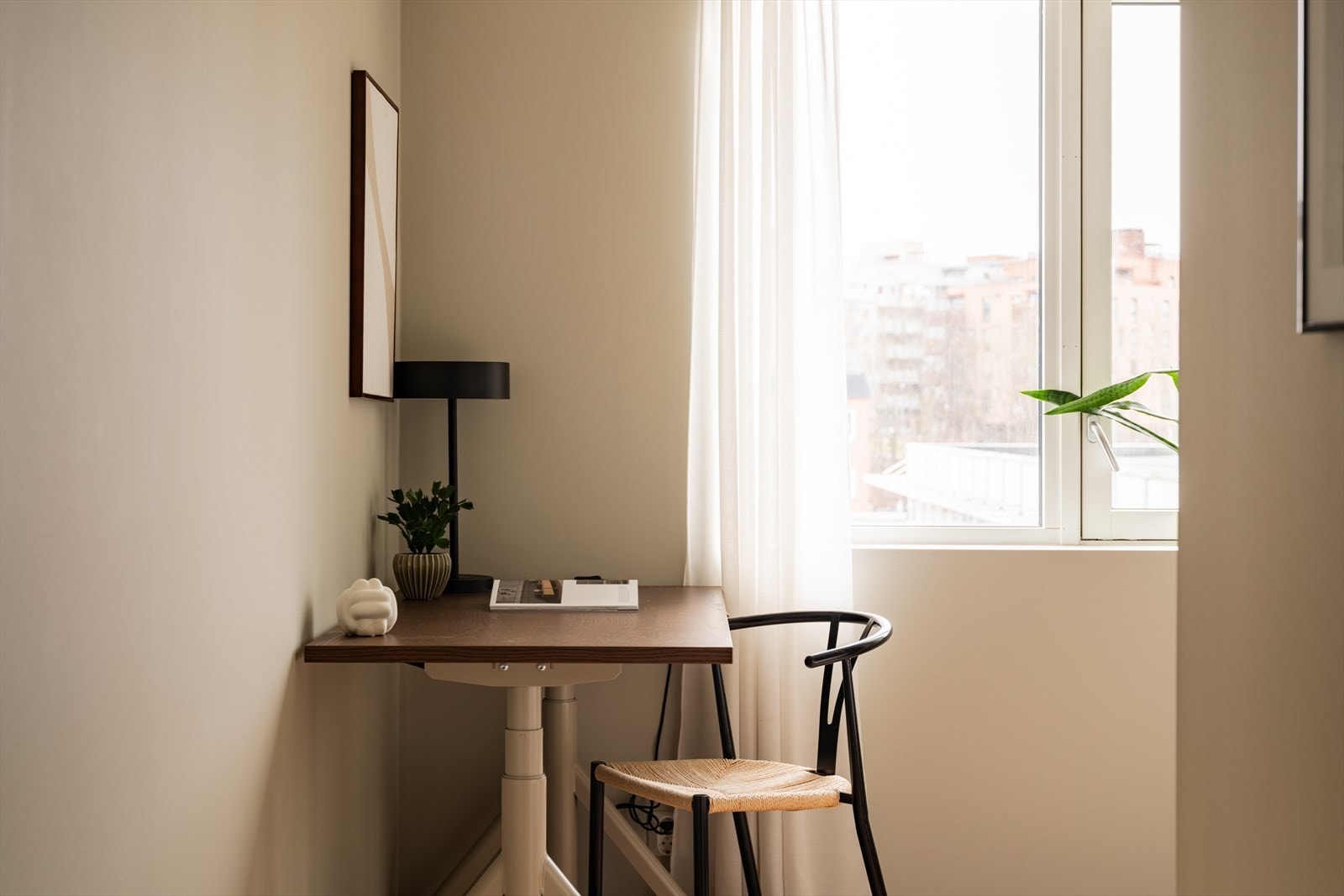 Det tredje soverommet fremstår lyst og funksjonelt med store vindusflater. Galleribilde