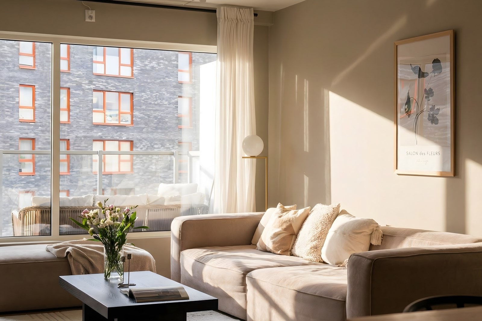 Et luftig og moderne hjem med store vindusflater som gir godt med naturlig lys. Galleribilde