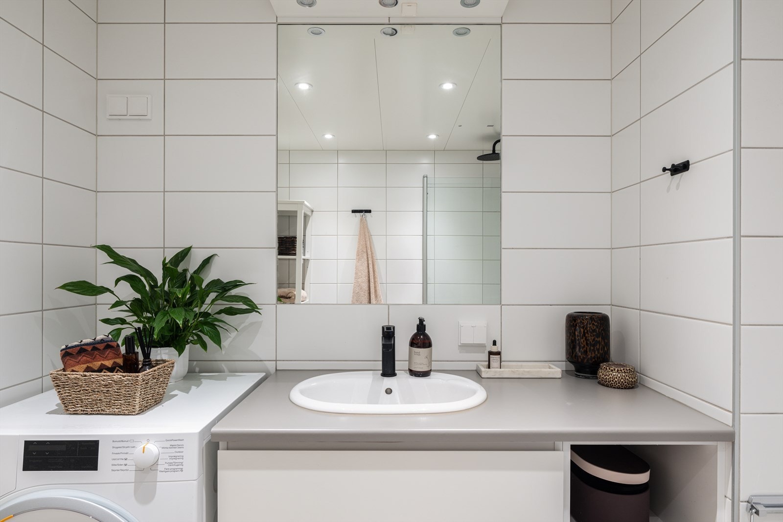 Praktisk plassering av vaskemaskinen gir en funksjonell baderomsløsning. Galleribilde