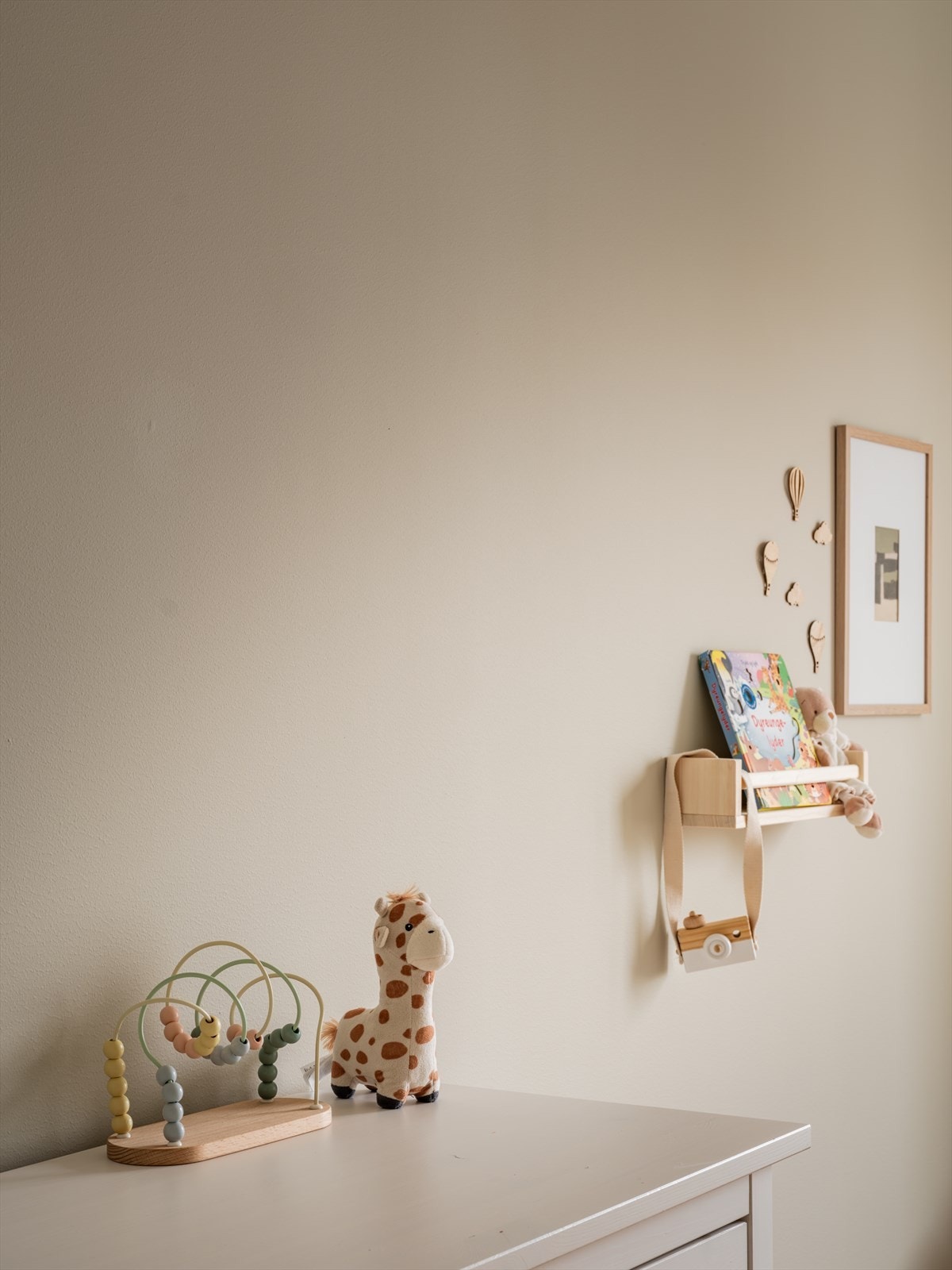 Rommet har en fin størrelse med plass til seng, oppbevaring og lek, og kan enkelt tilpasses ulike behov og livsfaser. Galleribilde