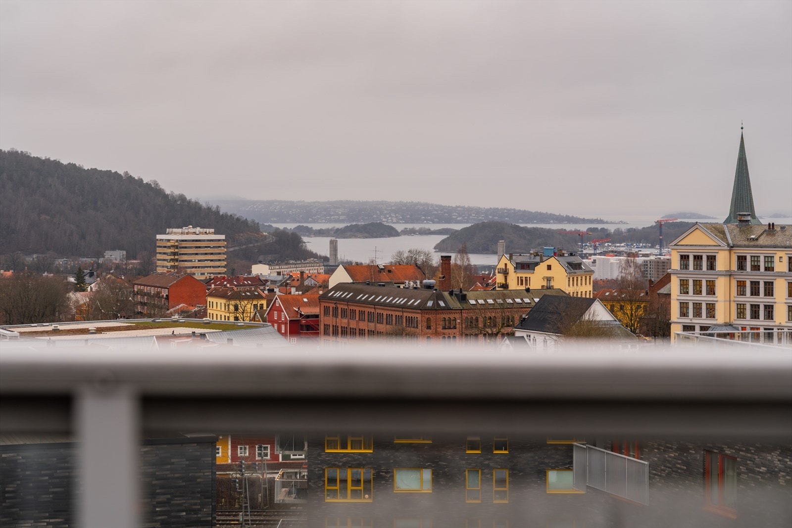 Her kan du nyte flott utsikt mot fjord og by. Galleribilde