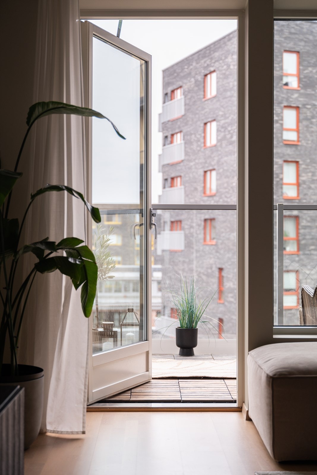 Herfra er det direkte utgang til deres nye uteplass. Galleribilde