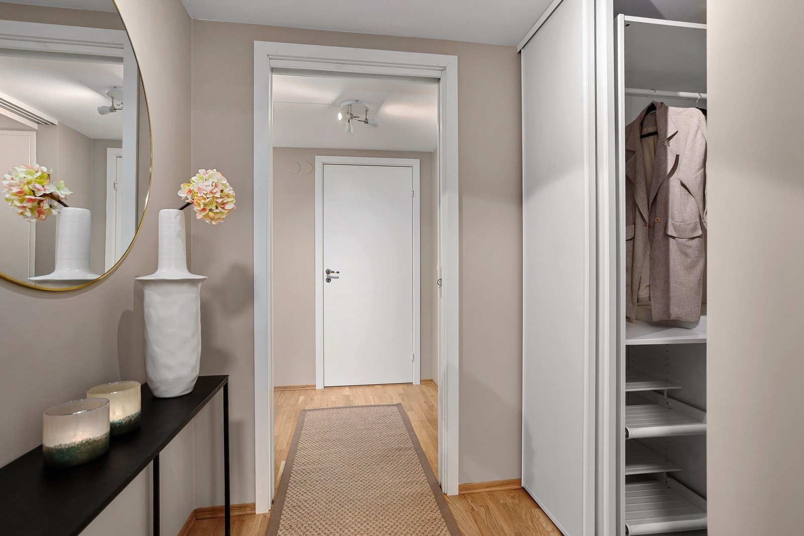 Entreen har god lagringsplass i to kott Galleribilde