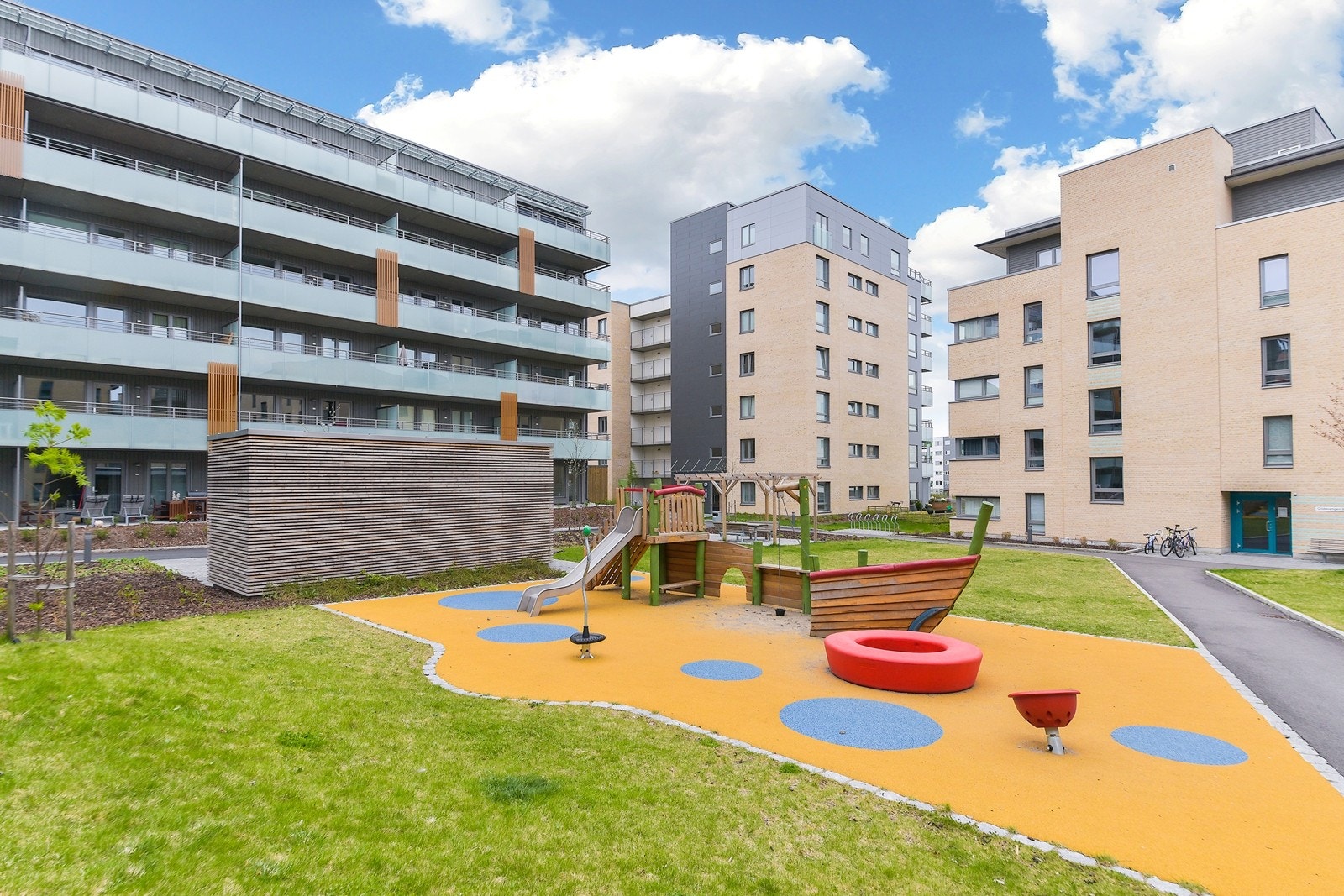 Fasaden vender mot vest og utenfor finner du en flott lekeplass Galleribilde