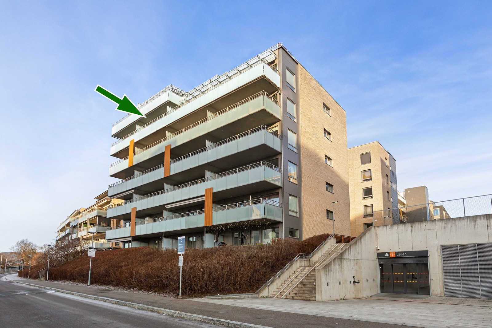 Sydvestvendt fasade - pilen viser leilighetens beliggenhet Galleribilde