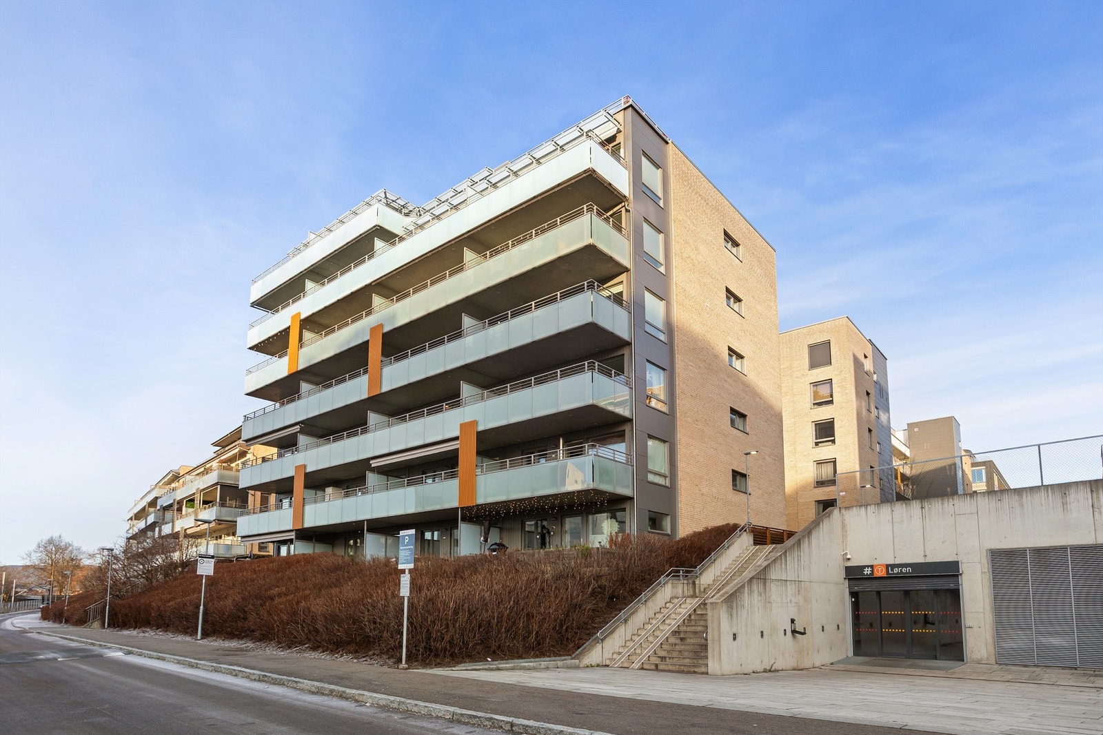 Superkort vei fra blokka til Løren t-banestasjon - ut inngangsdøra, ned trappa og så rett inn Galleribilde