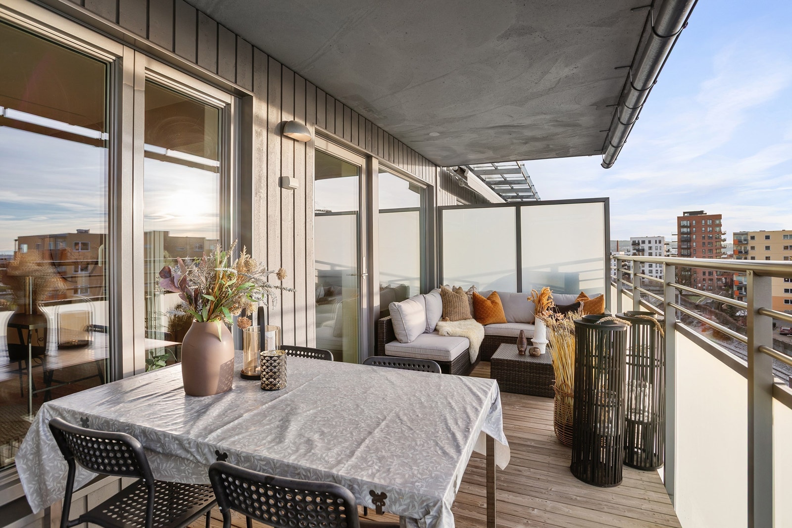 Balkongen er overbygd så her kan du sitte ute selv om det regner - Foto: Eiendomsfoto Galleribilde