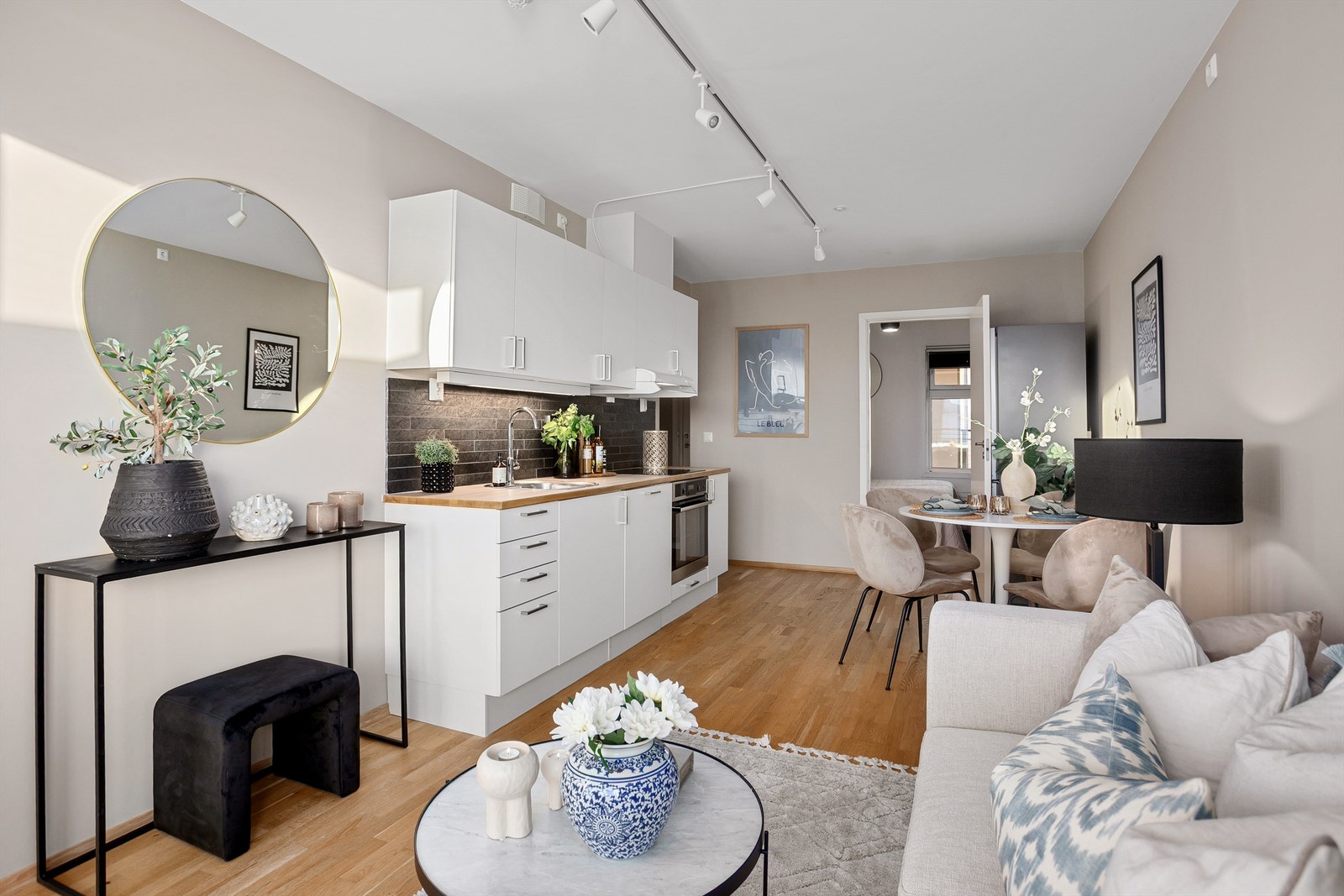 Stue med åpen kjøkkenløsning Galleribilde