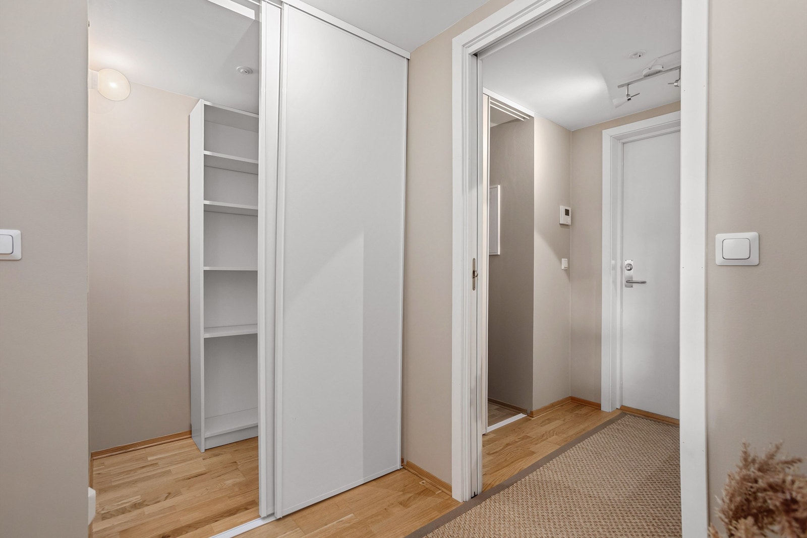 Entreen har god lagringsplass i to kott Galleribilde