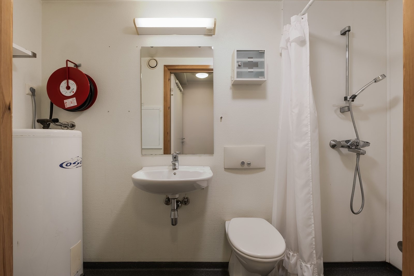 Varmtvannstank er plassert på bad Galleribilde