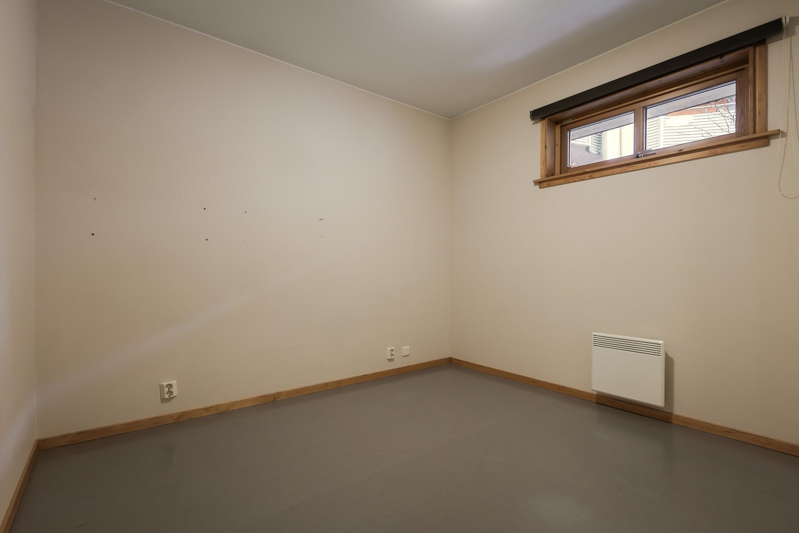 Soverom med et smal vindu Galleribilde