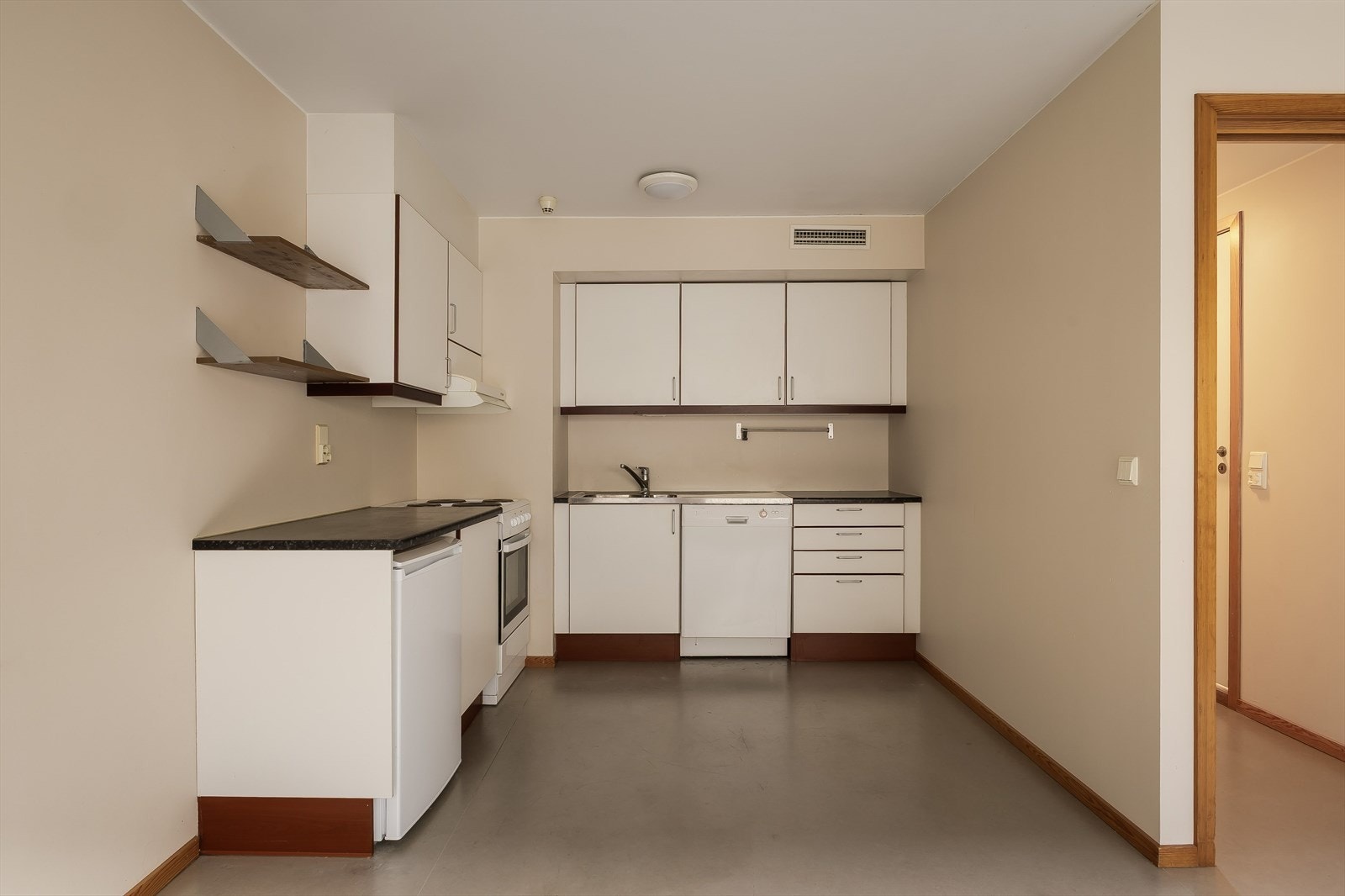 Enkel hvit kjøkkeninnredning Galleribilde