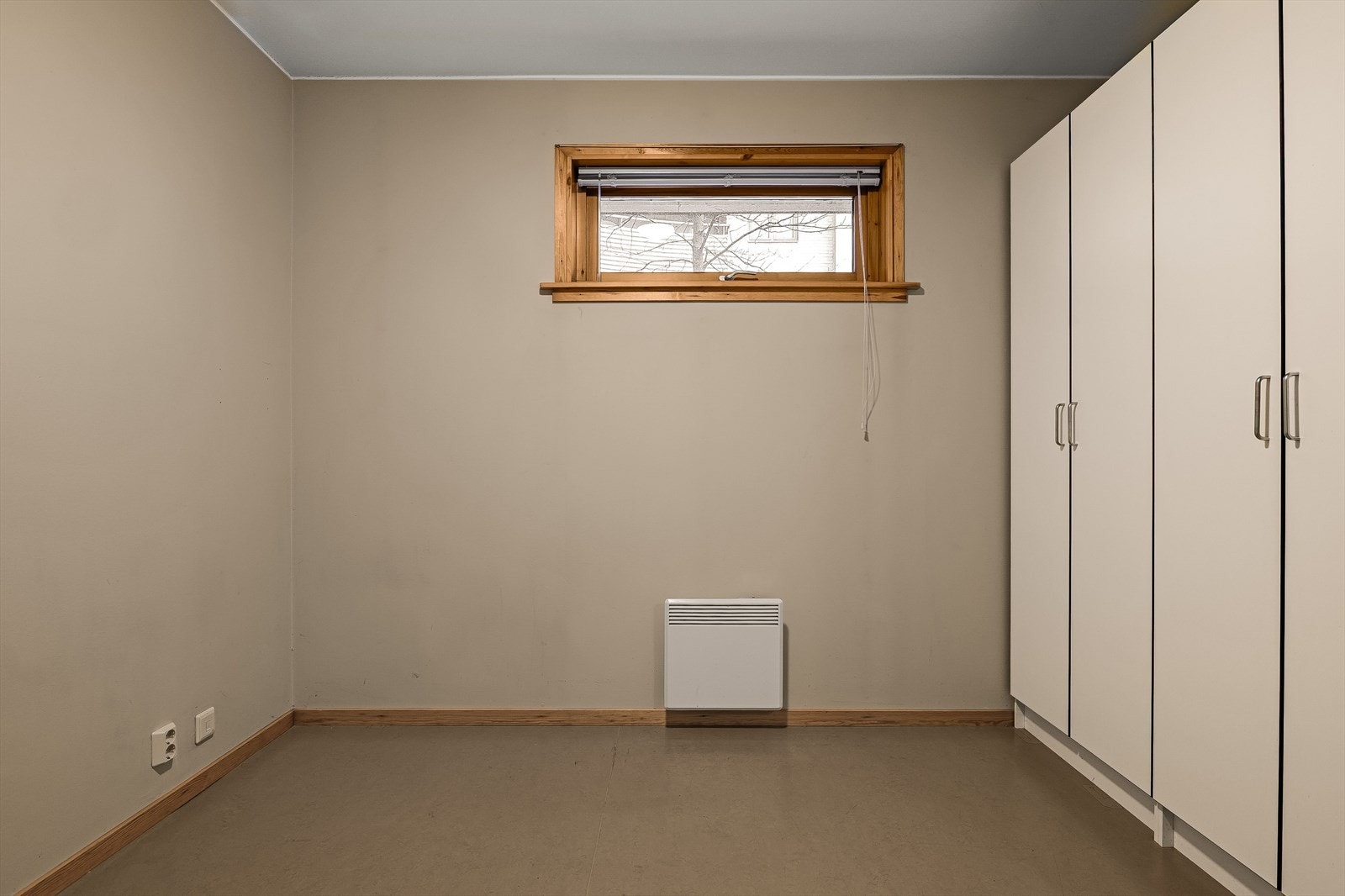 Soverom med et smal vindu Galleribilde