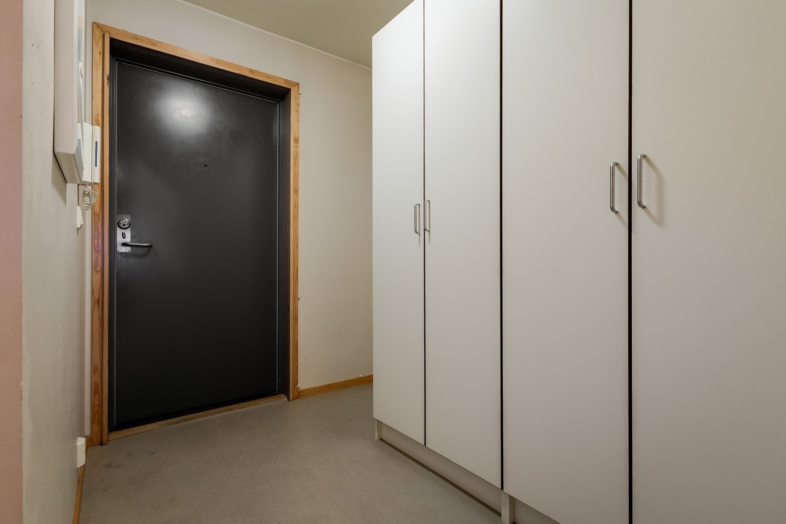 Garderobeskap i entre Galleribilde