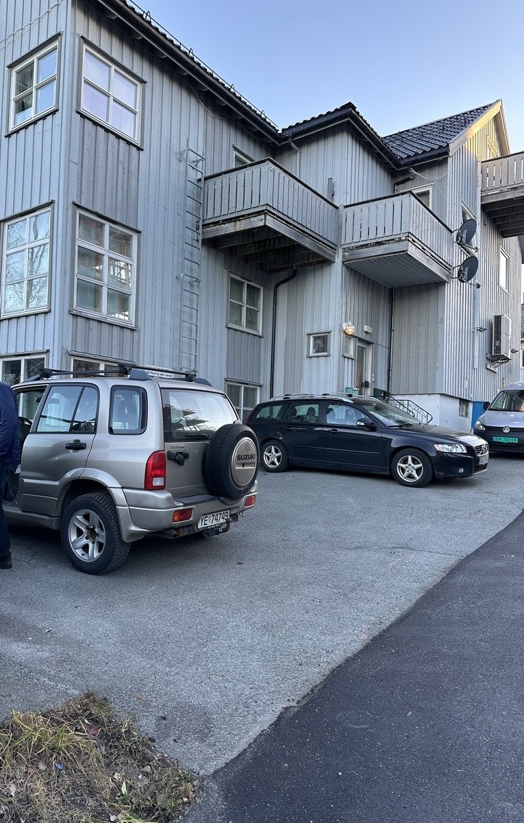 Biloppstillingsplass og inngang leilighet Galleribilde