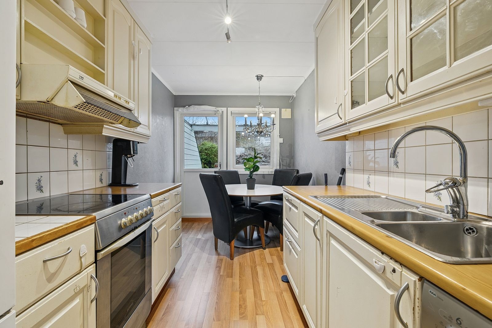 Kjøkken med rikelig med skapplass Galleribilde