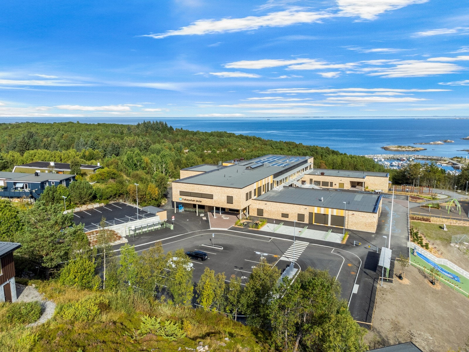 Folkeparken barneskole i gangavstand Galleribilde