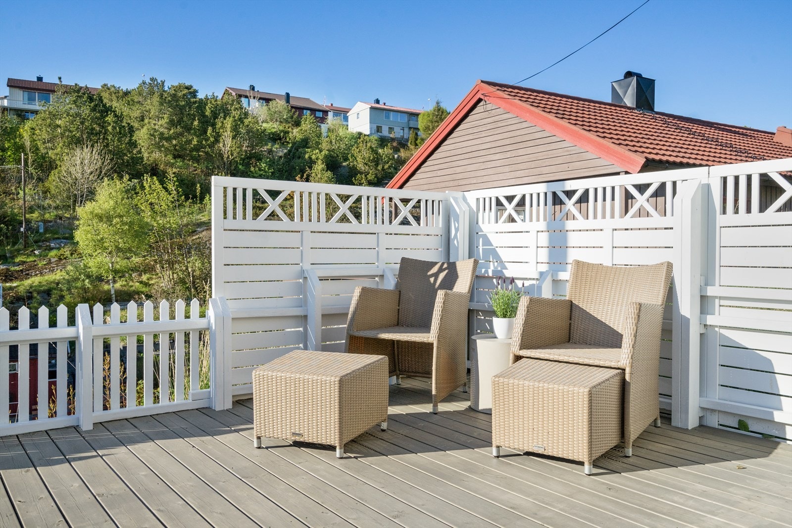 Solrik og usjenert uteplass Galleribilde