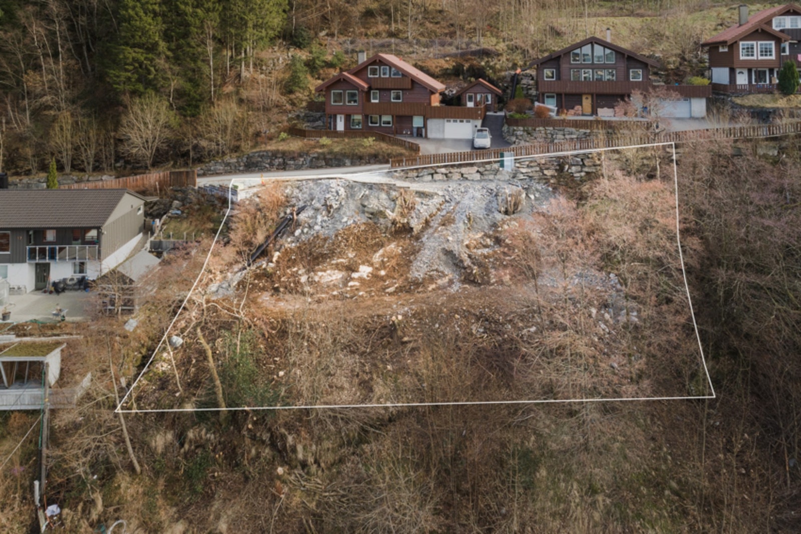 Tomten ligger flott til i nabolaget med lite gjennomgangstrafikk. Galleribilde