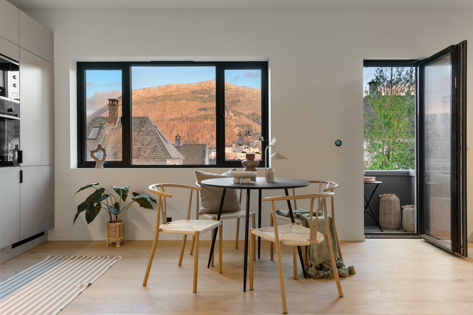 Store vindusflater som sørger for å slippe inn den flotte utsikten og gir rikelig med naturlig lysinnslipp. Galleribilde