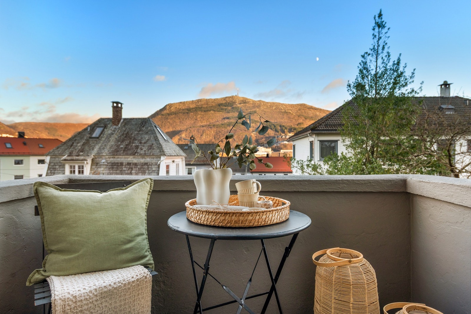 En lekker totaloppusset 3-roms leilighet med koselig balkong og nydelig utsikt! Galleribilde