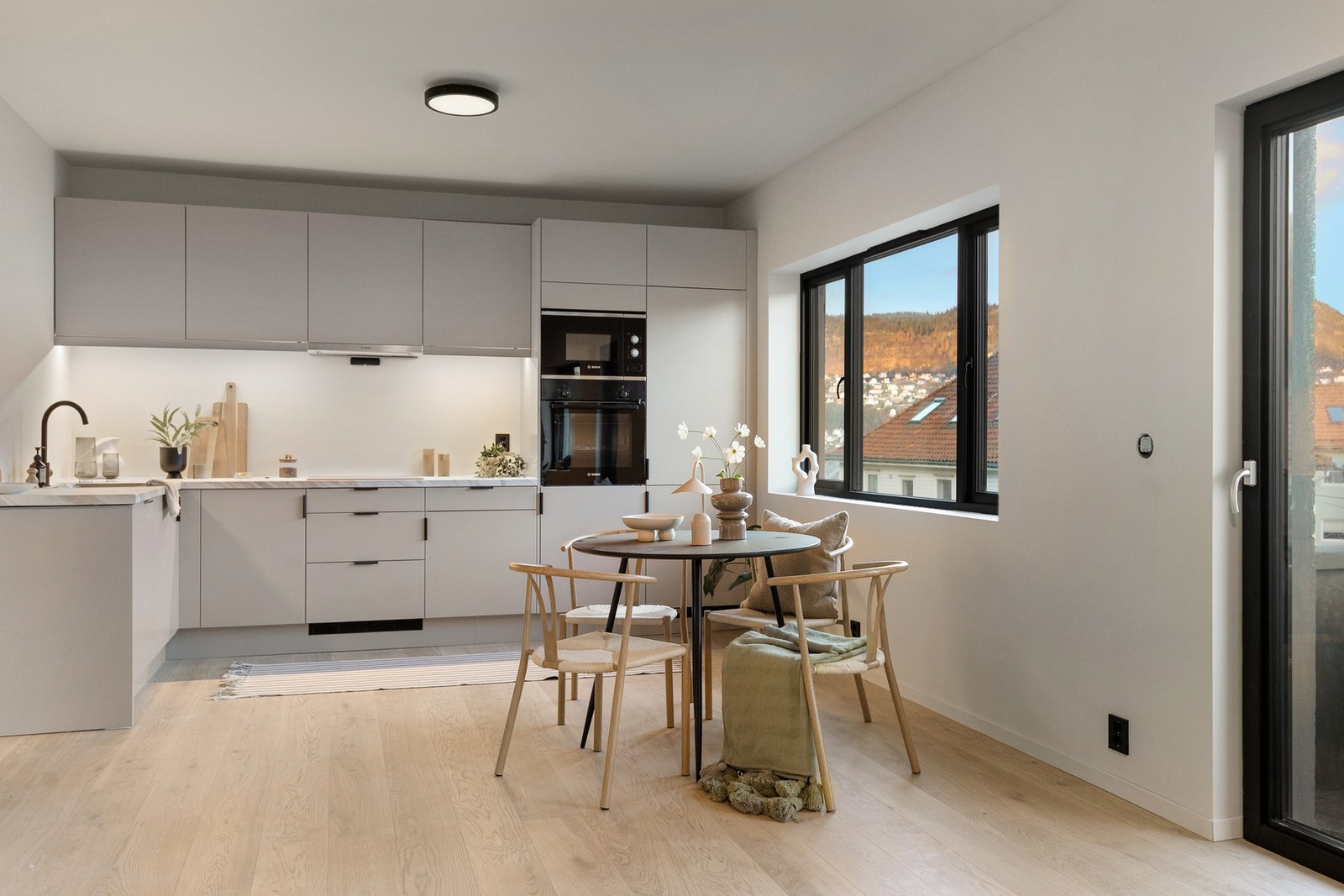 Leiligheten har fine, gjennomgående kvaliteter, og alle rom fremstår helhetlige og i samme stil. Galleribilde