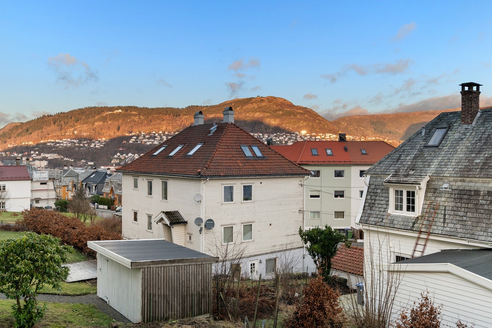 Herfra har man flott utsikt innover mot fjellsiden og opp til Fløyen. Galleribilde