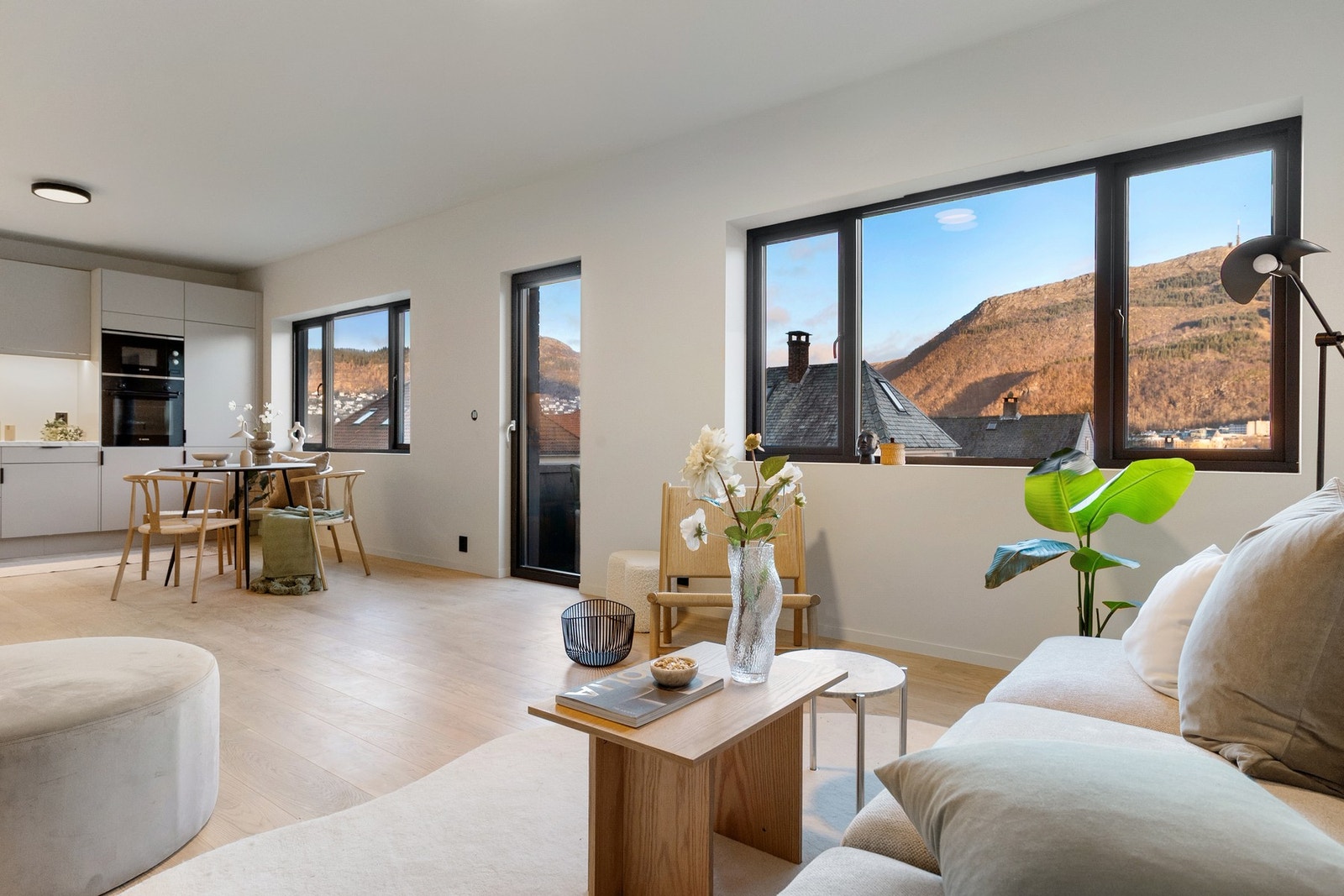 Rålekker, totaloppusset leilighet med romslig og lys stue som måler 31,5 m². Galleribilde