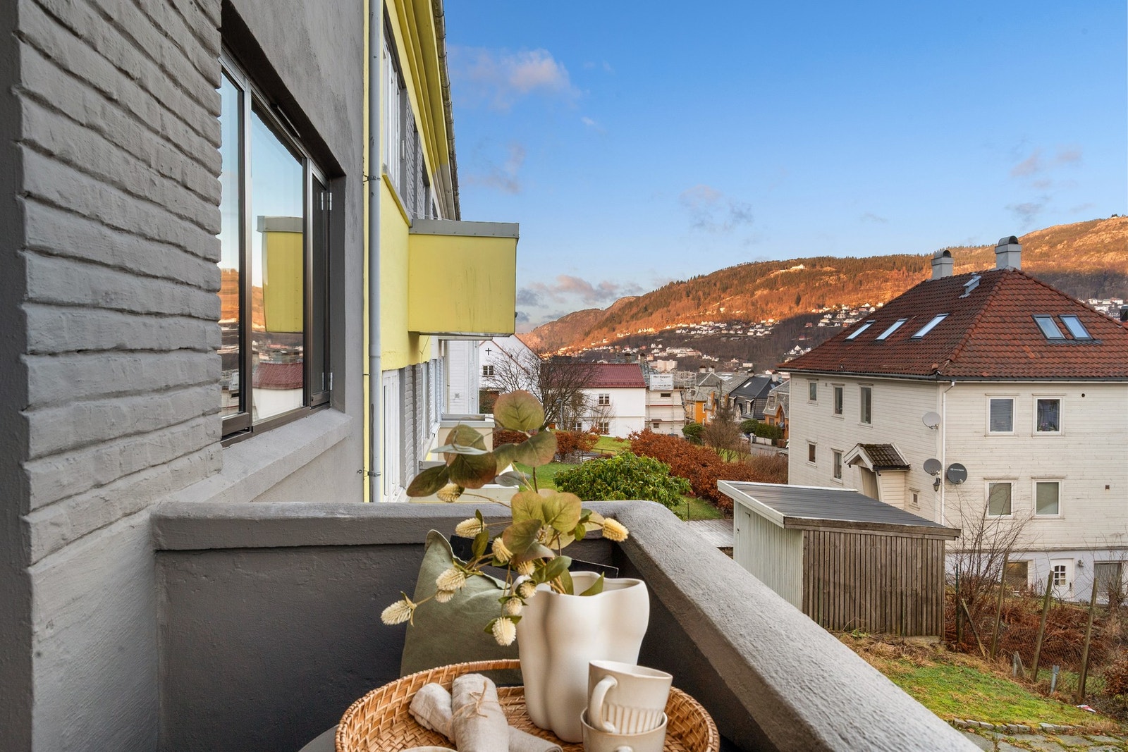 Balkongen måler 1,9 m² og har plass til et lite kafé sett. Fasaden er nymalt i 2025. Galleribilde