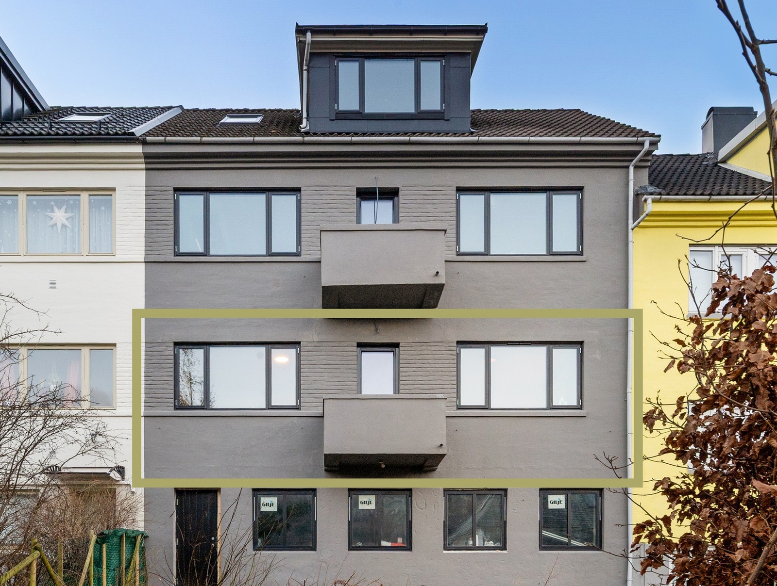 Leiligheten ligger fint til i bygget, det er også en leilighet i etasjen under. Galleribilde