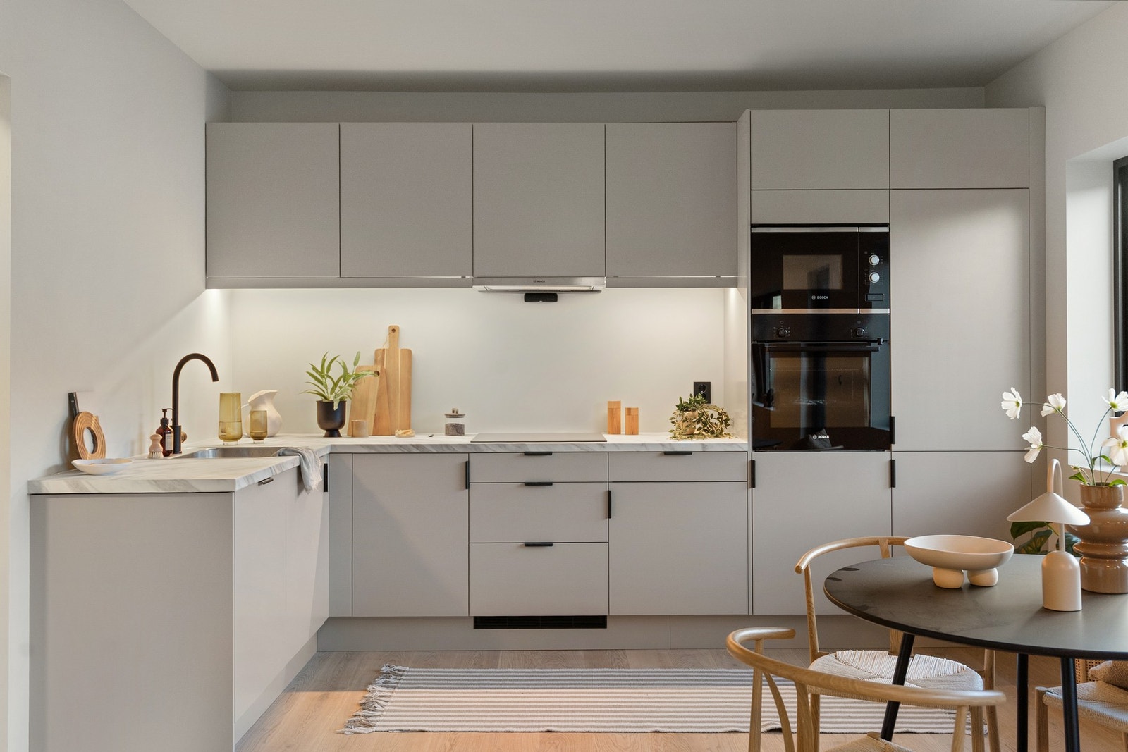 Hele leiligheten er totaloppusset i 2025. Helt nytt, ubrukt, kjøkken fra kvalitetsleverandøren Epoq. Galleribilde