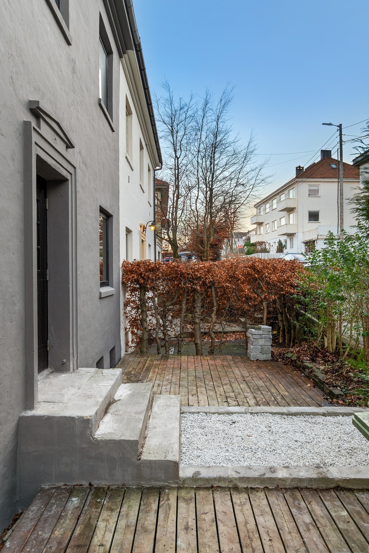 Hyggelig felles uteplass ved inngangsparti. Fasaden er utbedret og nymalt. Galleribilde