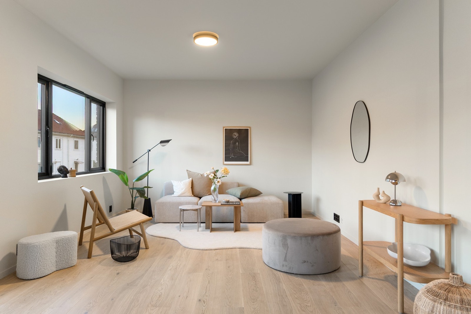 Alt av vegger, himlingsflater, gulv og listverk er oppdradert. Galleribilde