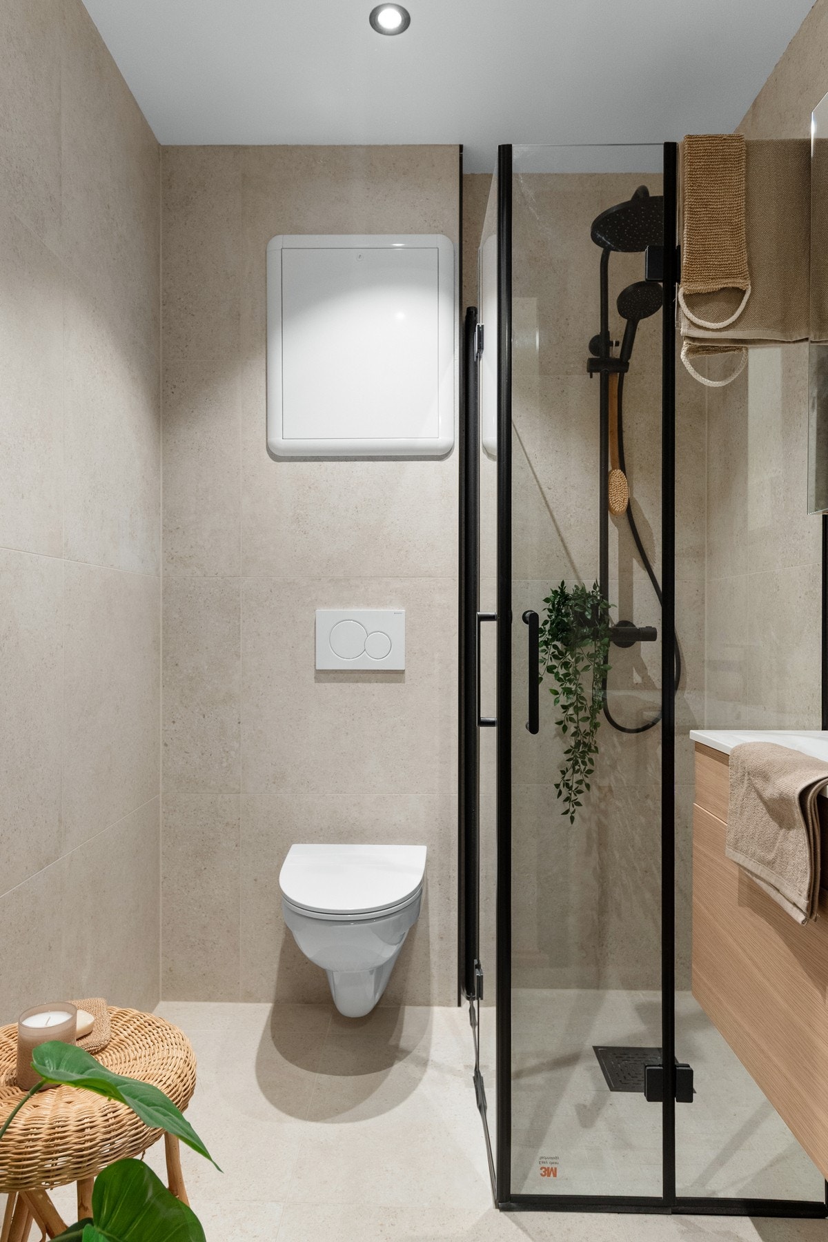 Lekkert helfliset med med 60x60 fliser. Innredet med vegghengt toalett, servant med innredning, speilskap og dusjhjørne med dusjdører i glass som er sammeleggbare. Galleribilde