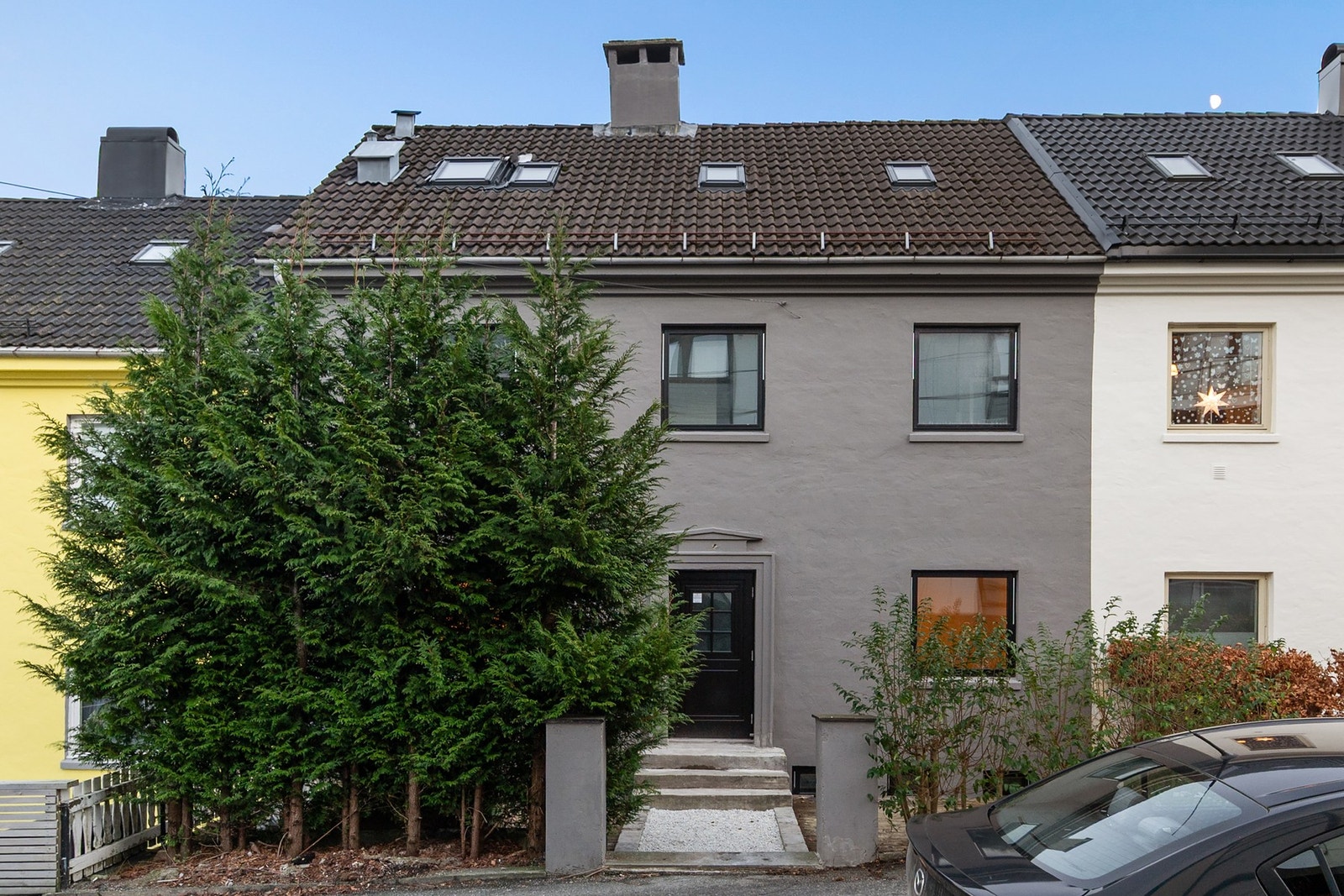 Her vil det bli satt opp ett hvitt gjerde. Deler av taket er nytt i 2025. Galleribilde