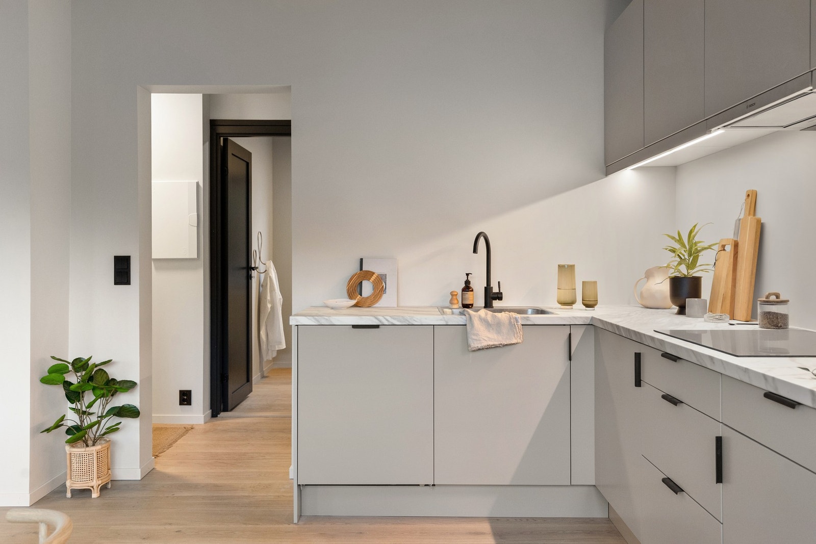 Det er god skap- og benkeplass på kjøkkenet som gjør matlagingen til en drøm. Galleribilde