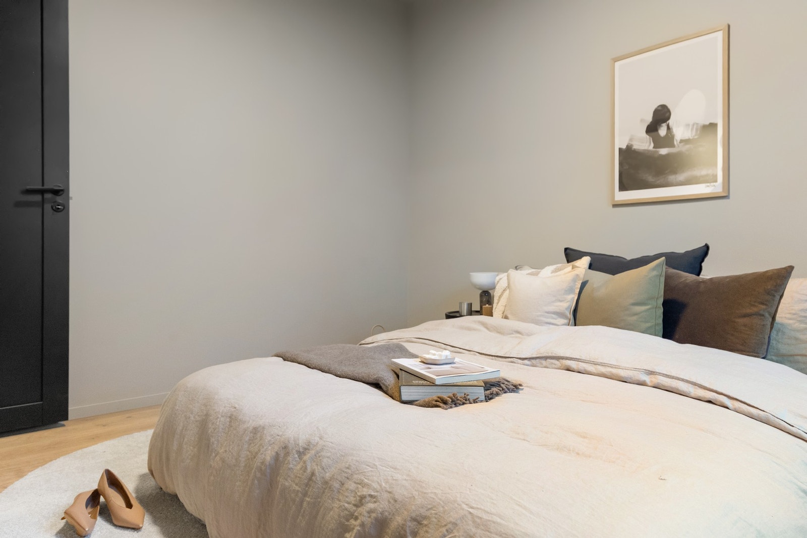 Her er det god plass til å møblere med dobbeltseng og garderobeskap. Galleribilde