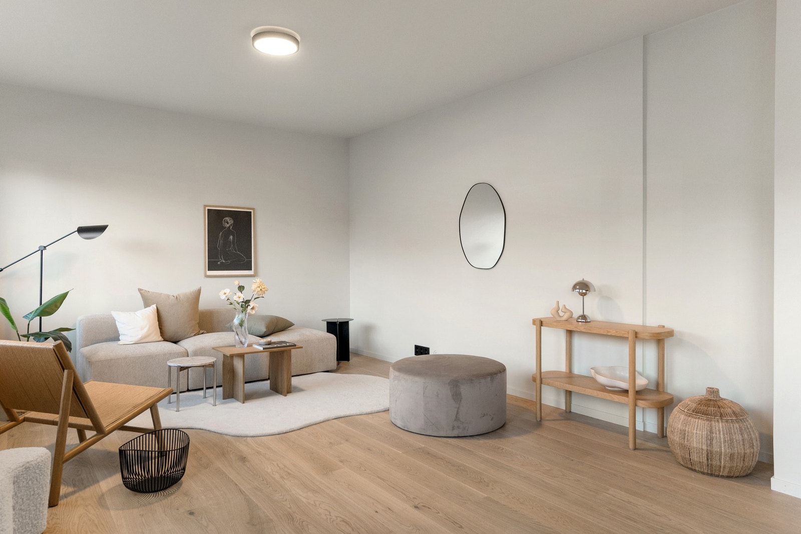 Det er lagt flott 1-stavs hvitpigmentert eikeparkett i hele leiligheten. Galleribilde