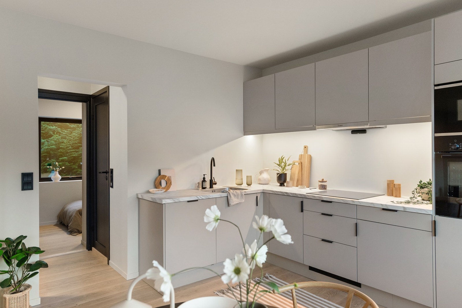 På kjøkkenet er det integrert induksjonsplatetopp, stekeovn, mikrobølgeovn, oppvaskmaskin og kjøl- og fryseskap. Galleribilde