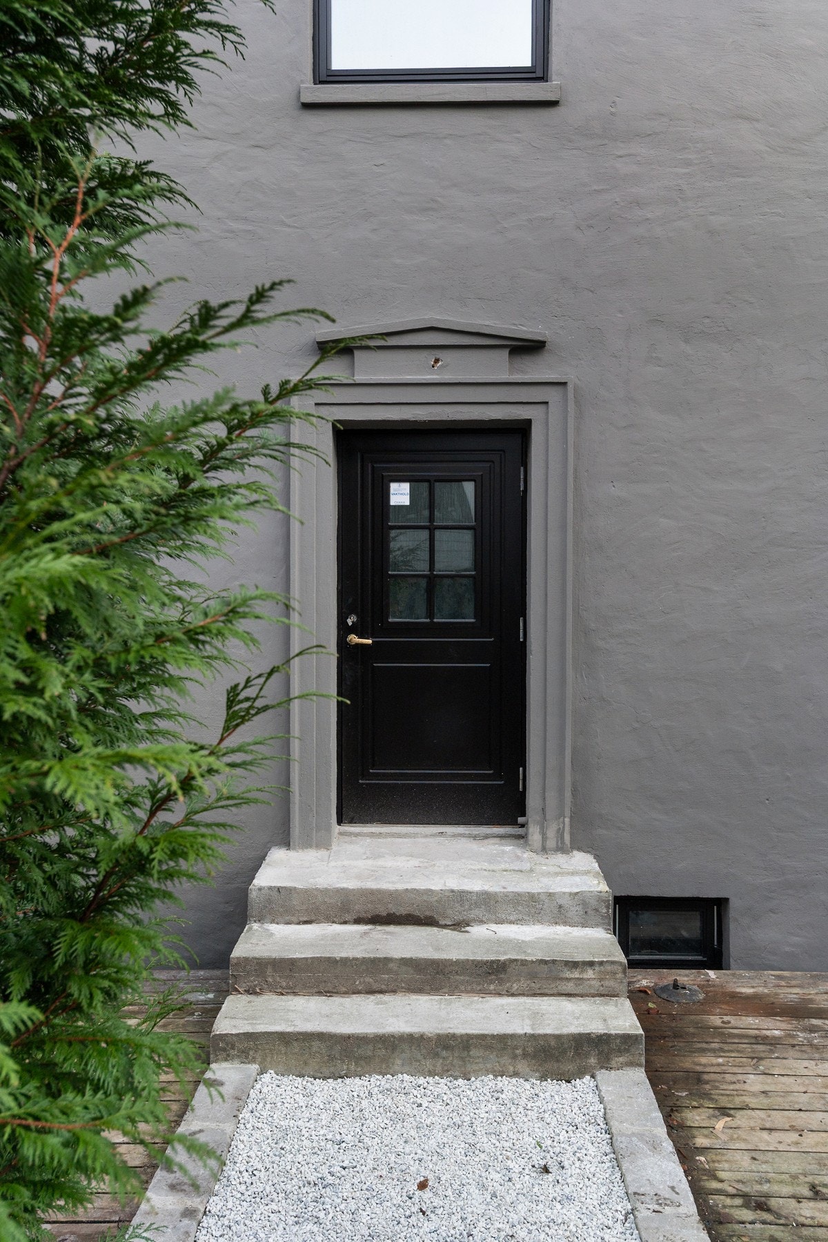 Det er lagt nytt rør-i-rør system, nye avløpsrør og alt elektrisk etter hovedinntak er skiftet. Galleribilde