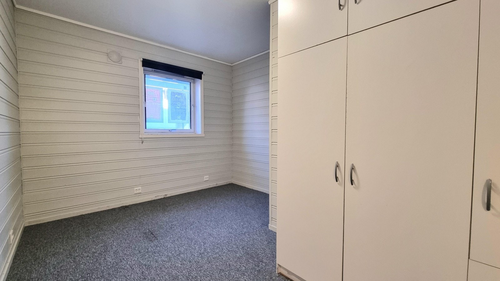 Alle soverom er innredet med garderobeskap Galleribilde