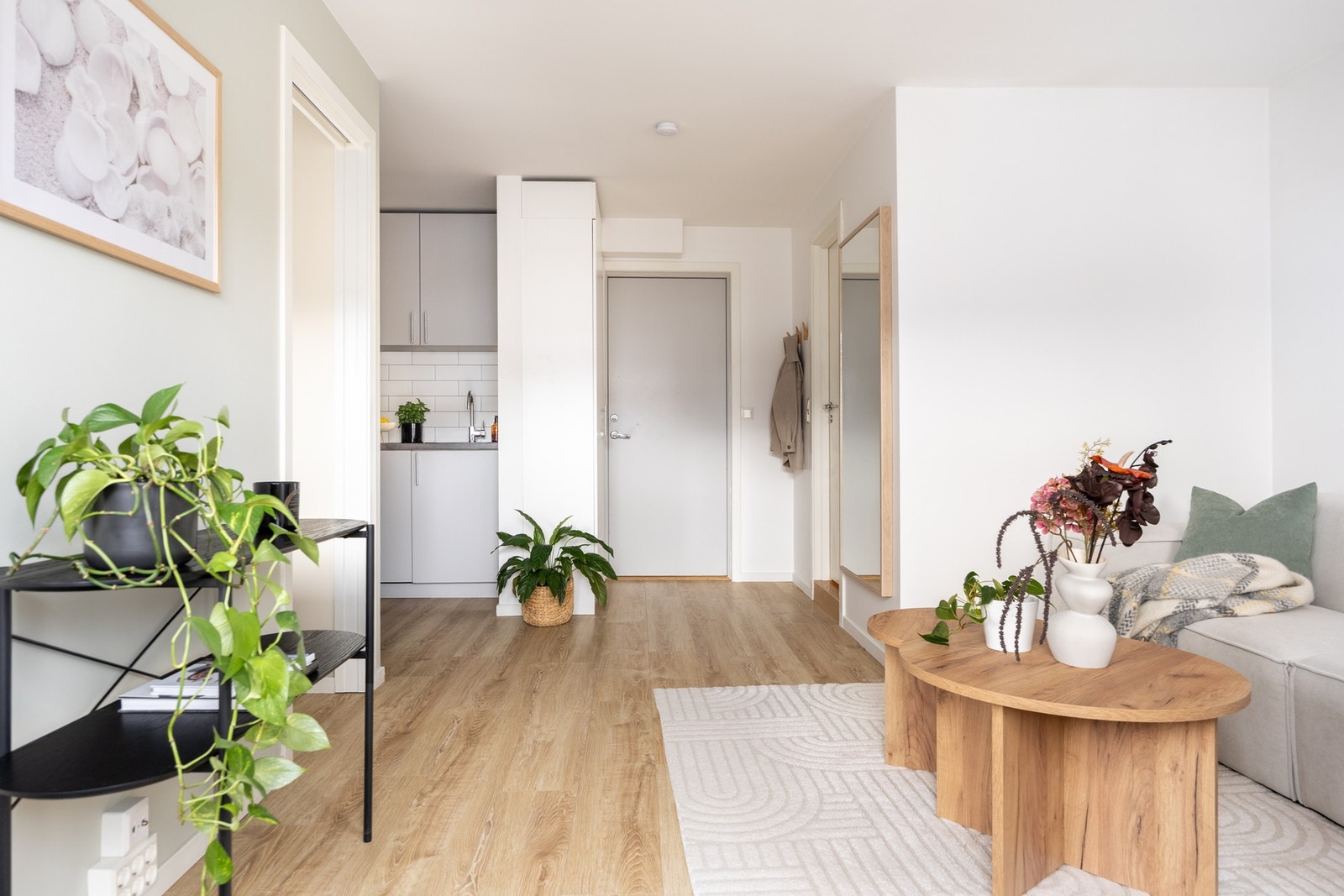 Stuen og kjøkkenet ligger i delvis åpen løsning. Galleribilde